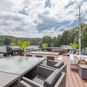 https://hausboot-deluxe.find-berlin-hotels.com